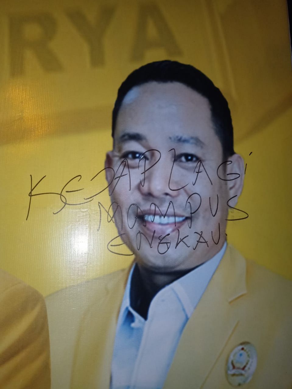 Aksi Vandalisme Rusak Wajah pada Baliho Ketua DPD Partai Golkar Siak