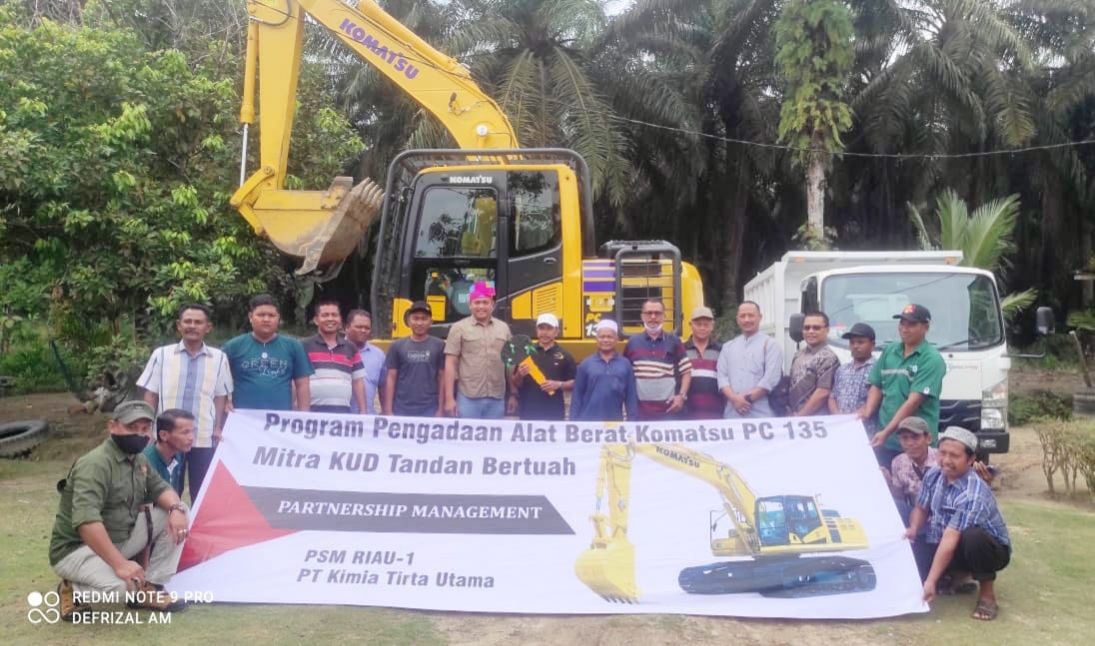 Bangun Kerjasama Strategis, PT KTU Berikan Alat Berat dan Mobil Dump Truk untuk Koperasi Tandan Bertuah