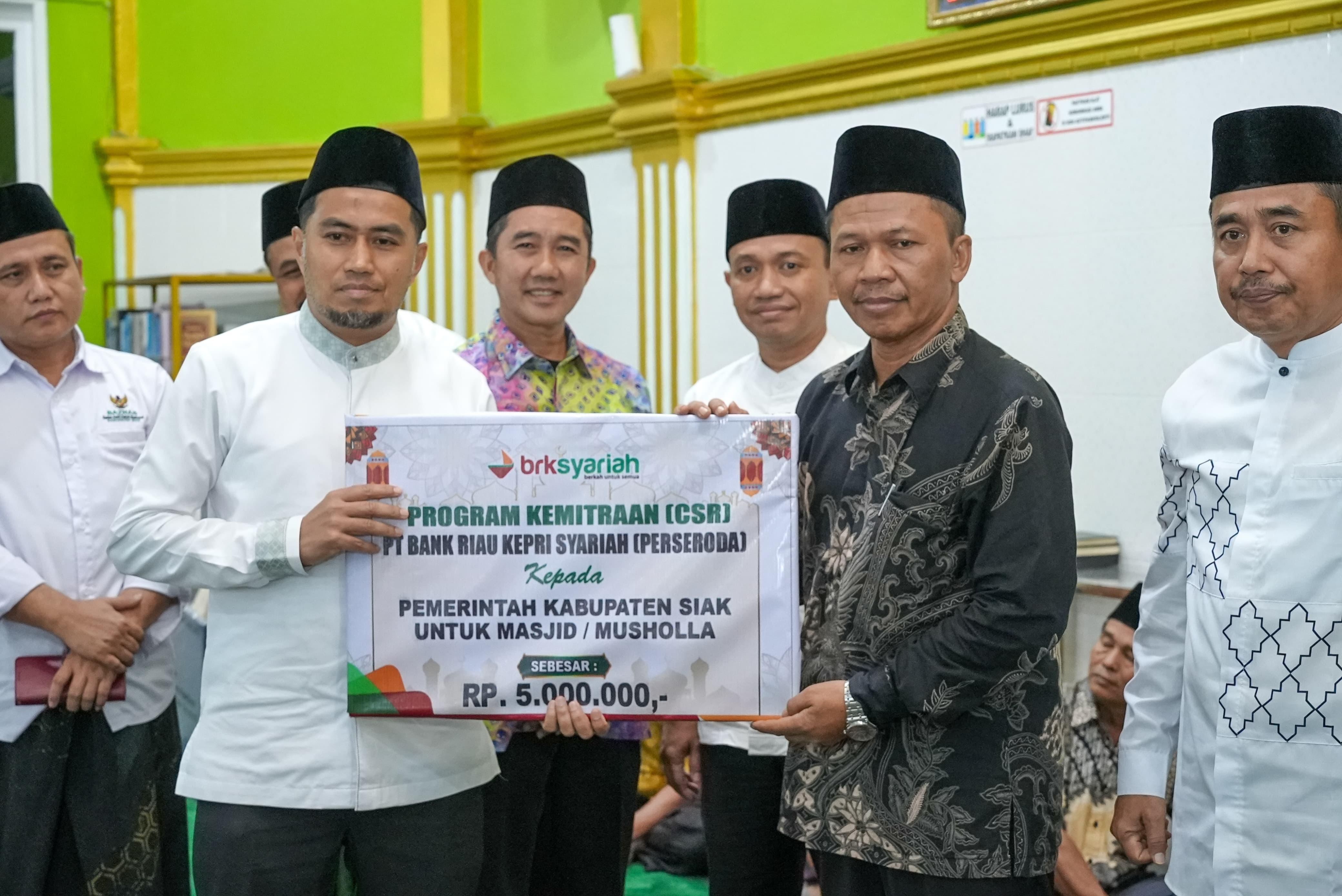 BRKS Bagikan CSR di 14 Masjid di Siak