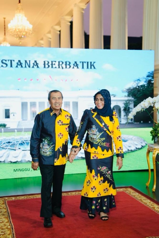 Hadiri Istana Berbatik, Gubernur Syamsuar dan Istri Promosi Batik Riau