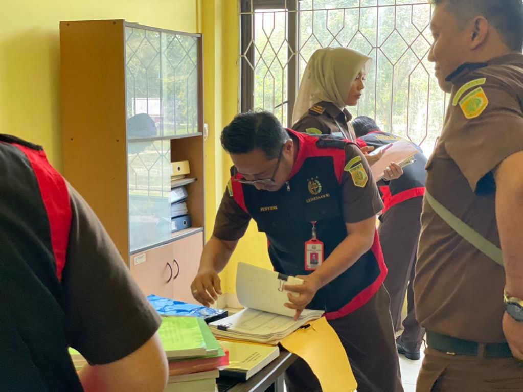 Jaksa Geledah Kantor Dinas Pertanian Siak