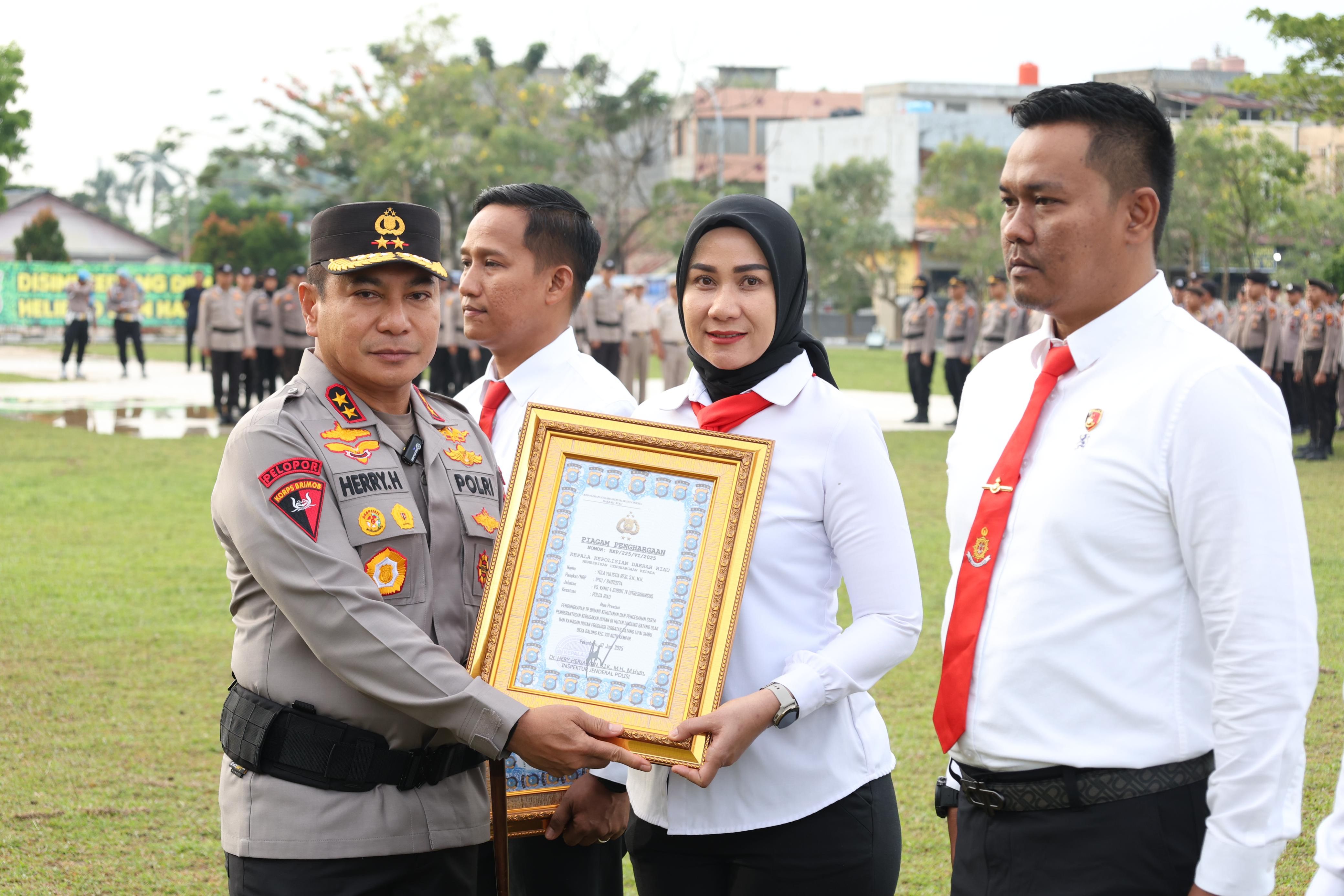 Kapolda Riau Beri Penghargaan untuk Personel dan Luncurkan Tim Raga Plus