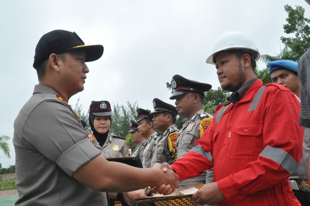 Kapolres Siak Beri Penghargaan kepada PT KTU atas Komitmennya Menjaga Lingkungan dan Atasi Karhutla
