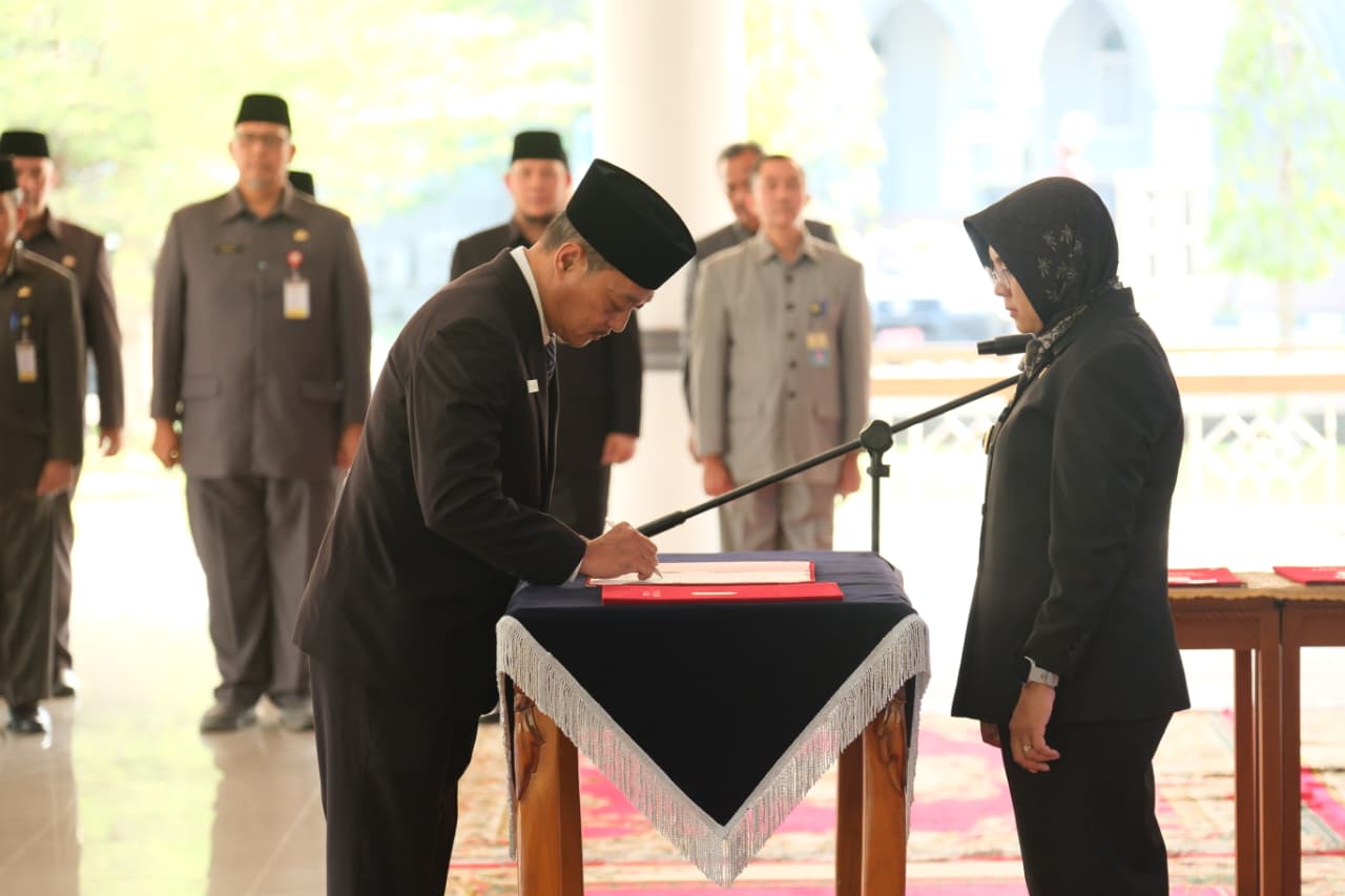 Lantik Lima Pejabat Tertinggi, Bupati Afni Z : Harus Loyal Sama Rakyat