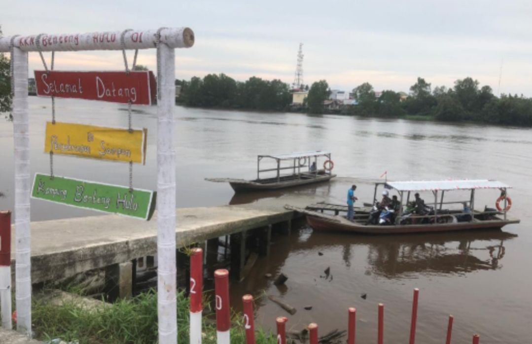 Mengais Rezeki dari Bersampan di Sungai Jantan