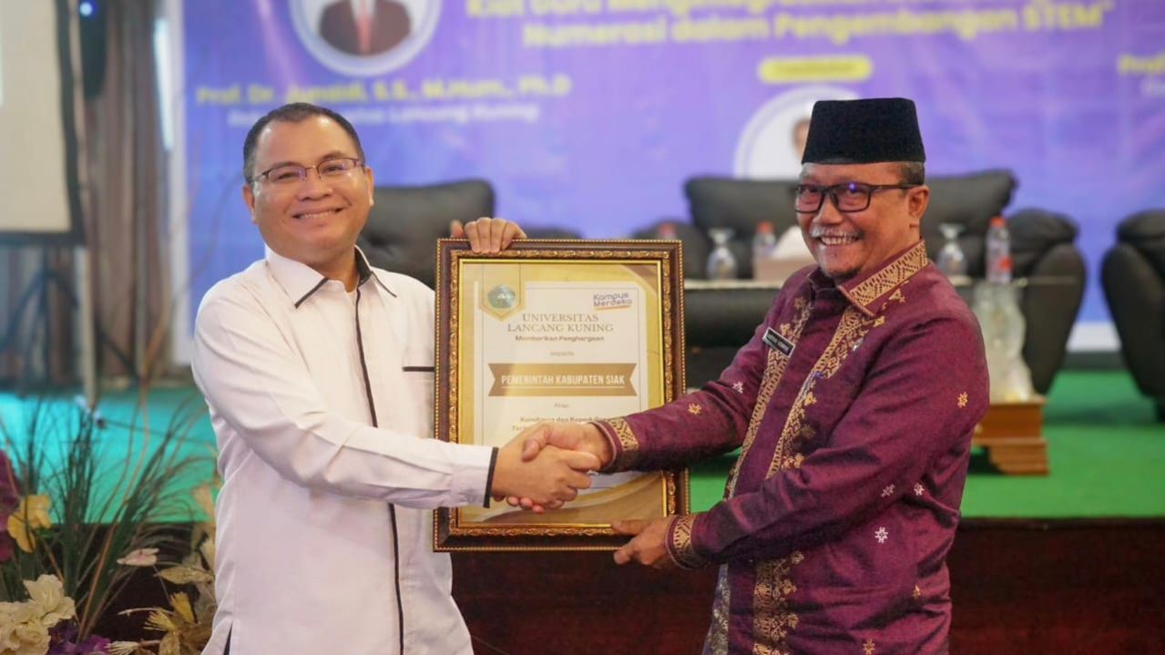 Peduli Terhadap Pendidikan, Pemkab Siak Raih Penghargaan dari Universitas Lancang Kuning