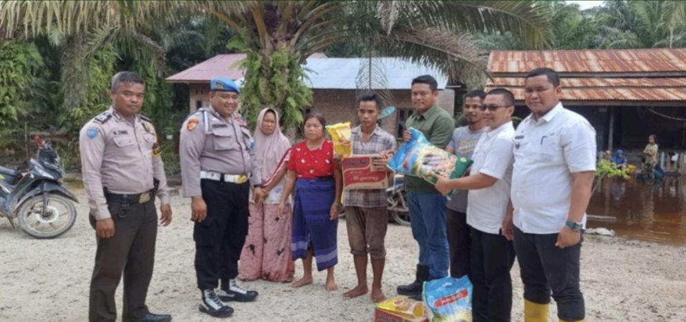 PT KTU Gerak Cepat Bantu Warga Kampung Kuala Gasib Siak Tangani Luapan Air 