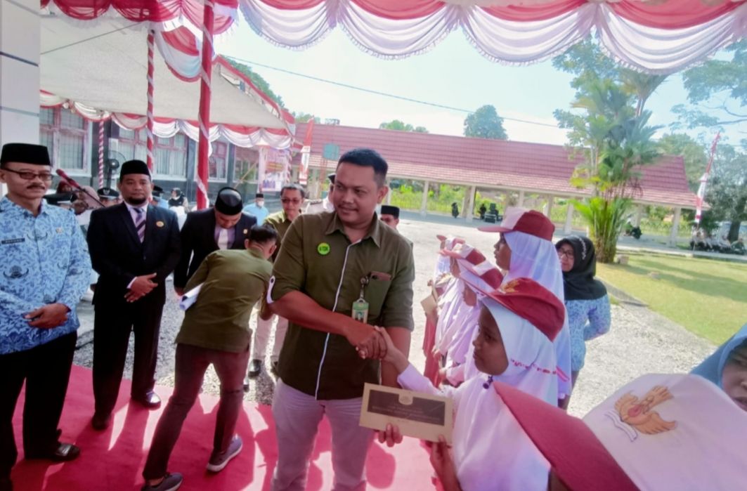 PT KTU Serahkan Beasiswa untuk 60 Pelajar di Hari Kemerdekaan