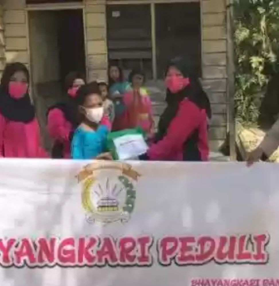 Sat Brimob Peduli, Bantu 26 Paket Alat Tulis untuk Anak Sekolah di Rohil