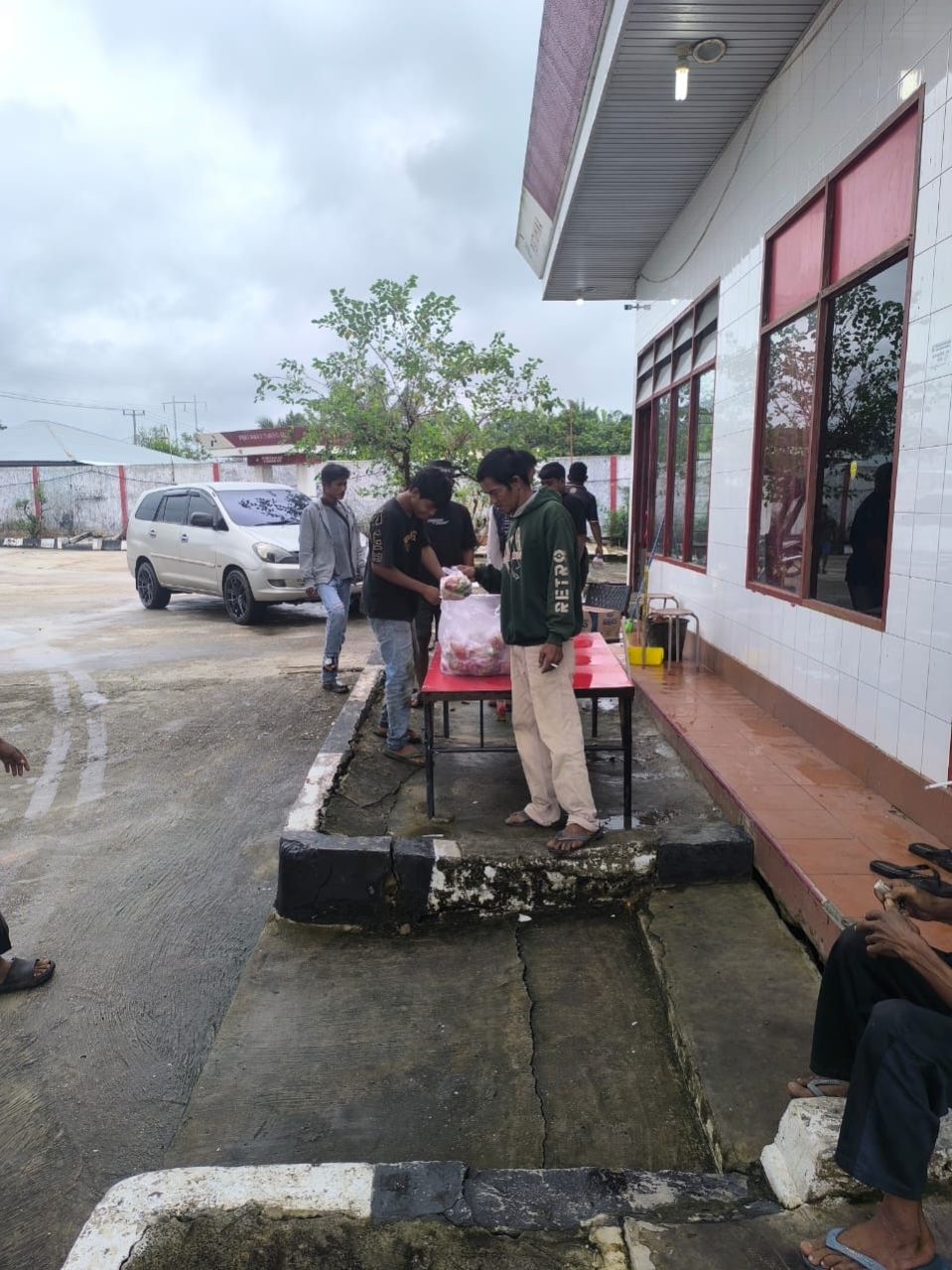 SPBU 14286670 Mempura Bagikan Puluhan Paket Sarapan Gratis