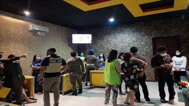 Tolak Saat Terjaring Razia Satpol PP, Terapis Pijat di Pekanbaru Teriak dan Meronta