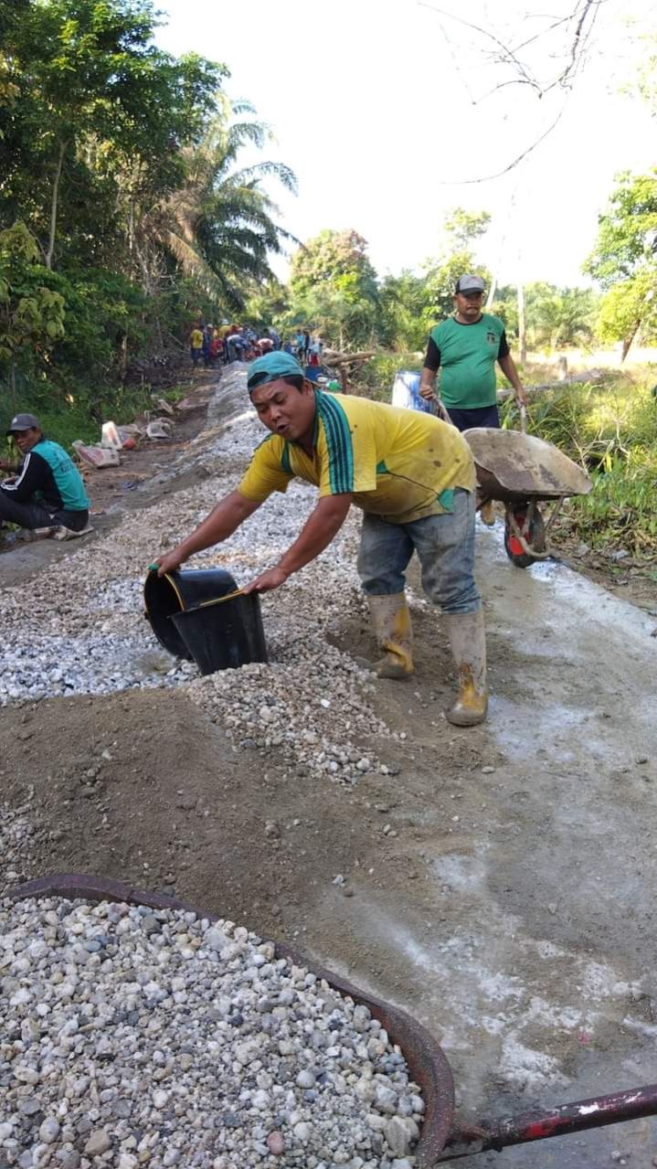 Warga Benteng Hulu Bangun Jalan Semenisasi Melalui Swadaya Tanpa Dana Desa